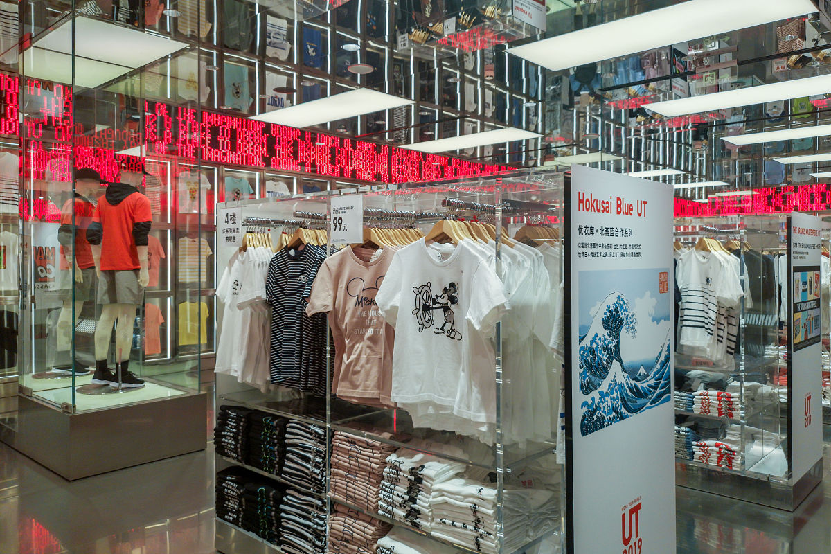 帮忙优化以下下面的内容要求内容通俗易懂读起来朗朗上口要有法律依据：沛县刘女士在沛县地下商场CCDD品牌女装店买了几件衣服回家发现商标有其他品牌的logo宾利堡CCDD专卖店拿着别的品牌的挂上自己的吊牌这算不算欺骗消费者