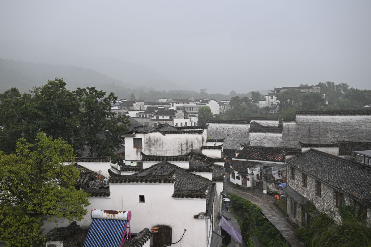 写一个徽派建筑摄影的研究报告3 徽派古建筑的拍摄方法 332 调节白平衡使古村的余晖更加灿烂 333 利用建筑的线条和水中倒影来表现徽州村落的特色 334 合理留白体现徽州村落的宁静与安逸 335 利用黑白形式来表现黑瓦白墙的特色 336 充分利用周围的环境 337 用组照和特写展现徽派建筑的细节