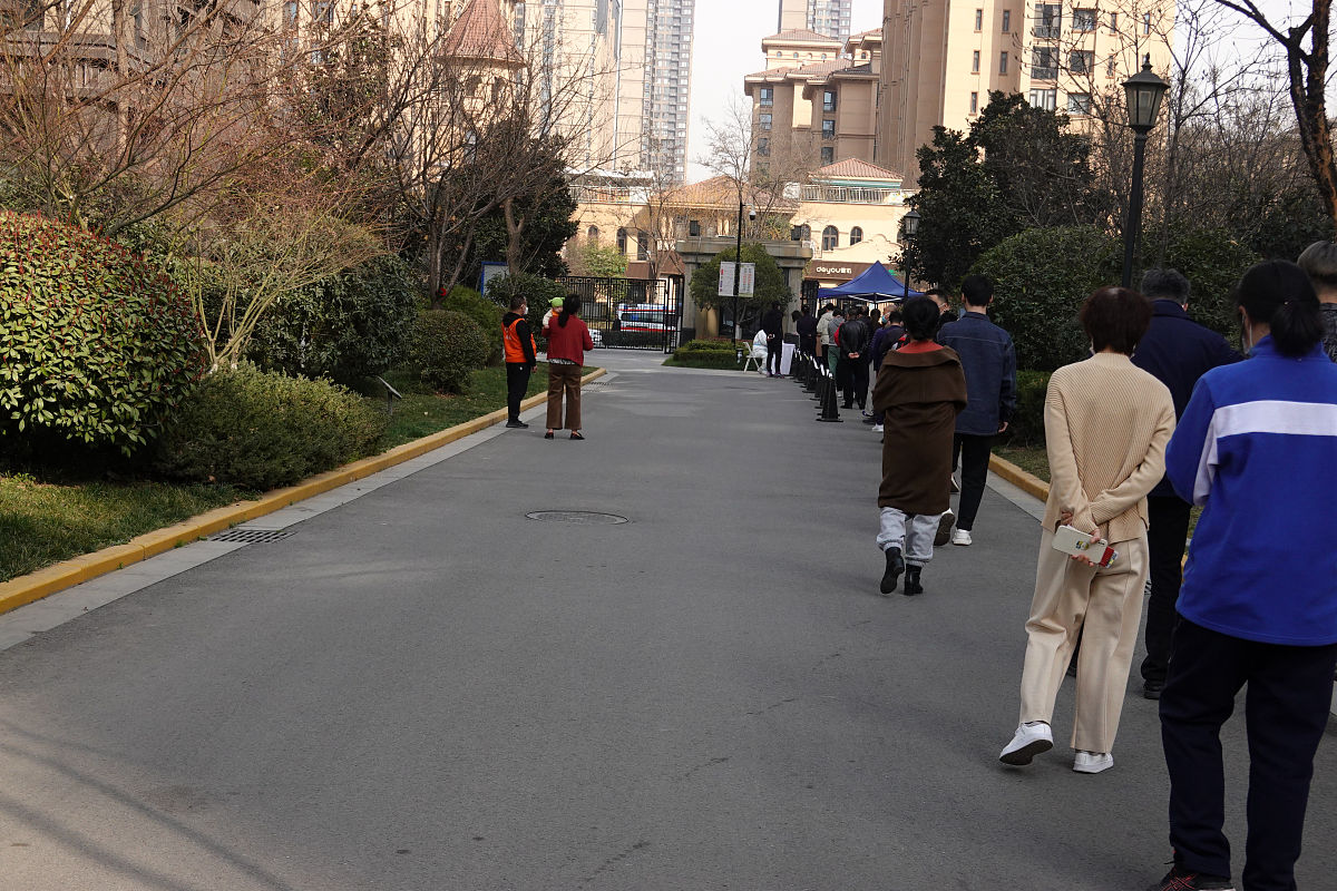 创业项目：蛋糕店项目建设地点：西安市雁塔区西影路1 该行业基本情况介绍2 该行业市场容量3 政策因素对该行业的影响程度4 行业的市场痛点目前正打算进行蛋糕店创业项目请按照下面提纲撰写每个小标题下面写200字左右。