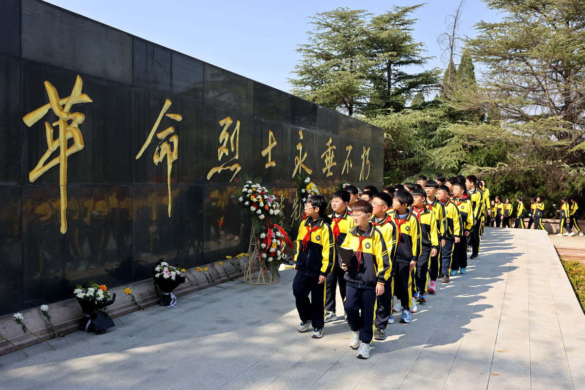 请用500字吐槽一下扬州生活科技学校让学生走路很远去烈士陵园