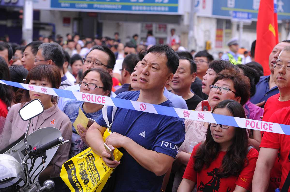 所在城市：成都 1：老百姓有困难怎么向媒体求助？ 2：有哪些媒体？ 3：联系媒体需要准备哪些材料？以媒体的口吻撰写一篇大于2000字的文章。