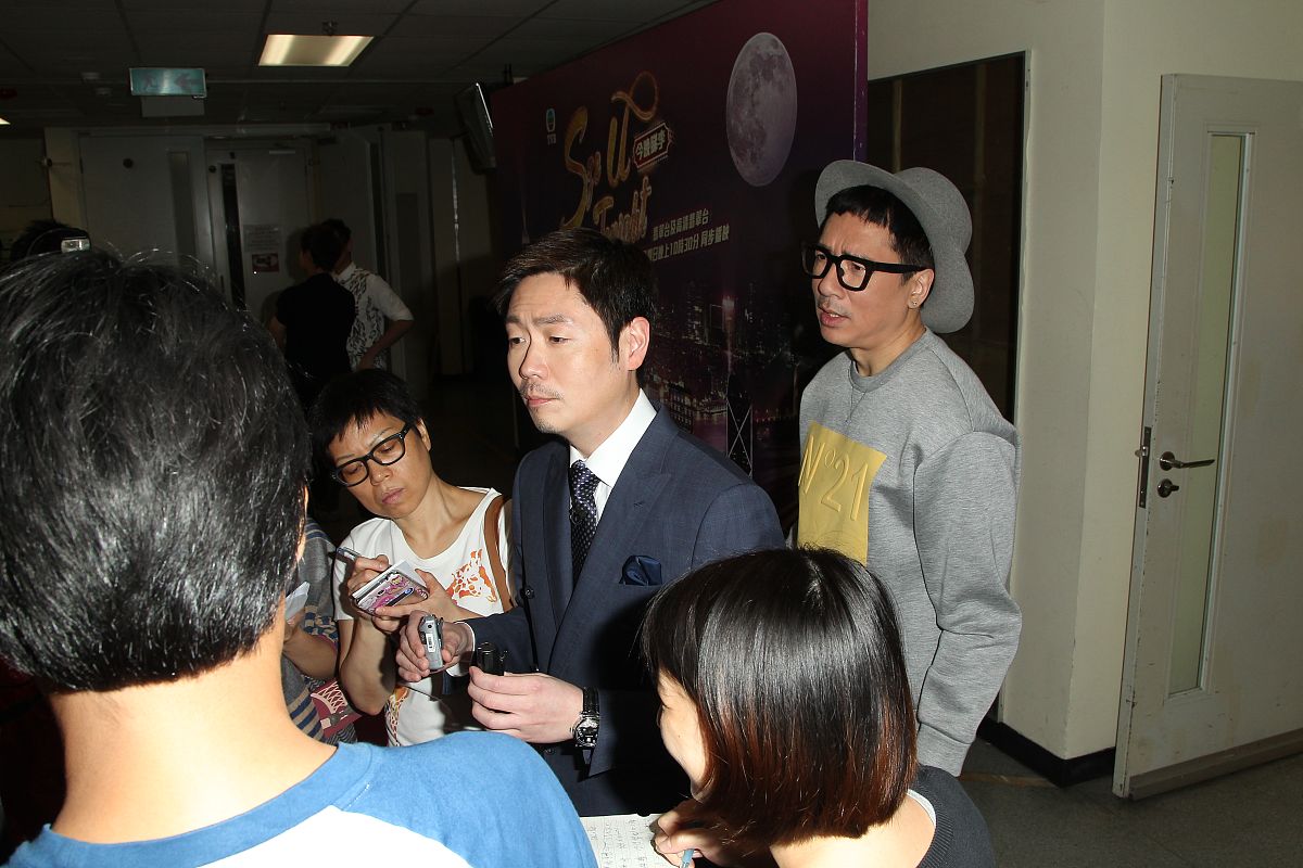 写一个三分钟左右的短视频搞笑剧本内容：公司会议上领导发表冗长发言员工们个个神游天外被叫起来回答问题的时候答案荒谬。