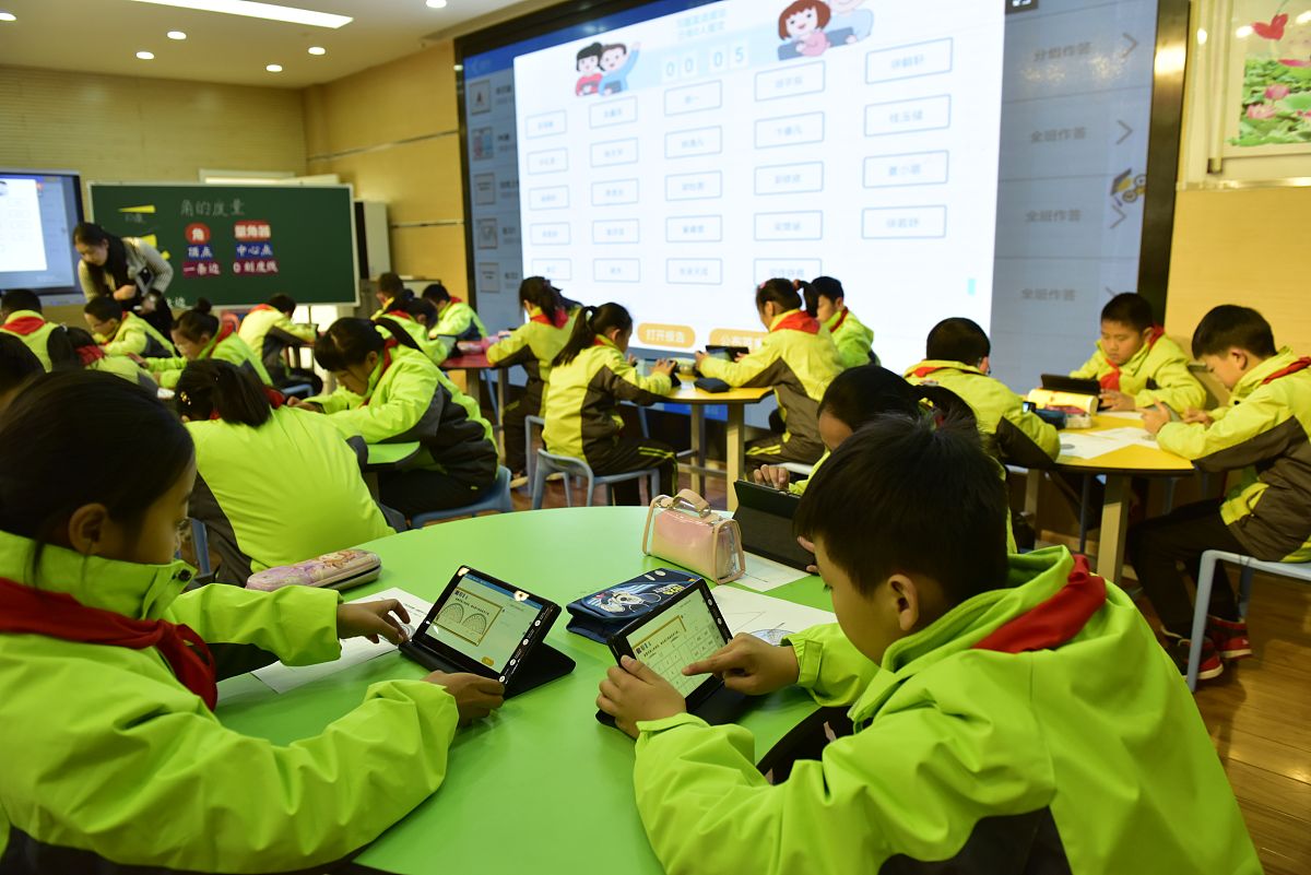 你是一名小学语文教师当前语文智慧课堂正在逐步开展论述智慧课堂拓展了阅读教学的空间和范围不少于500字。