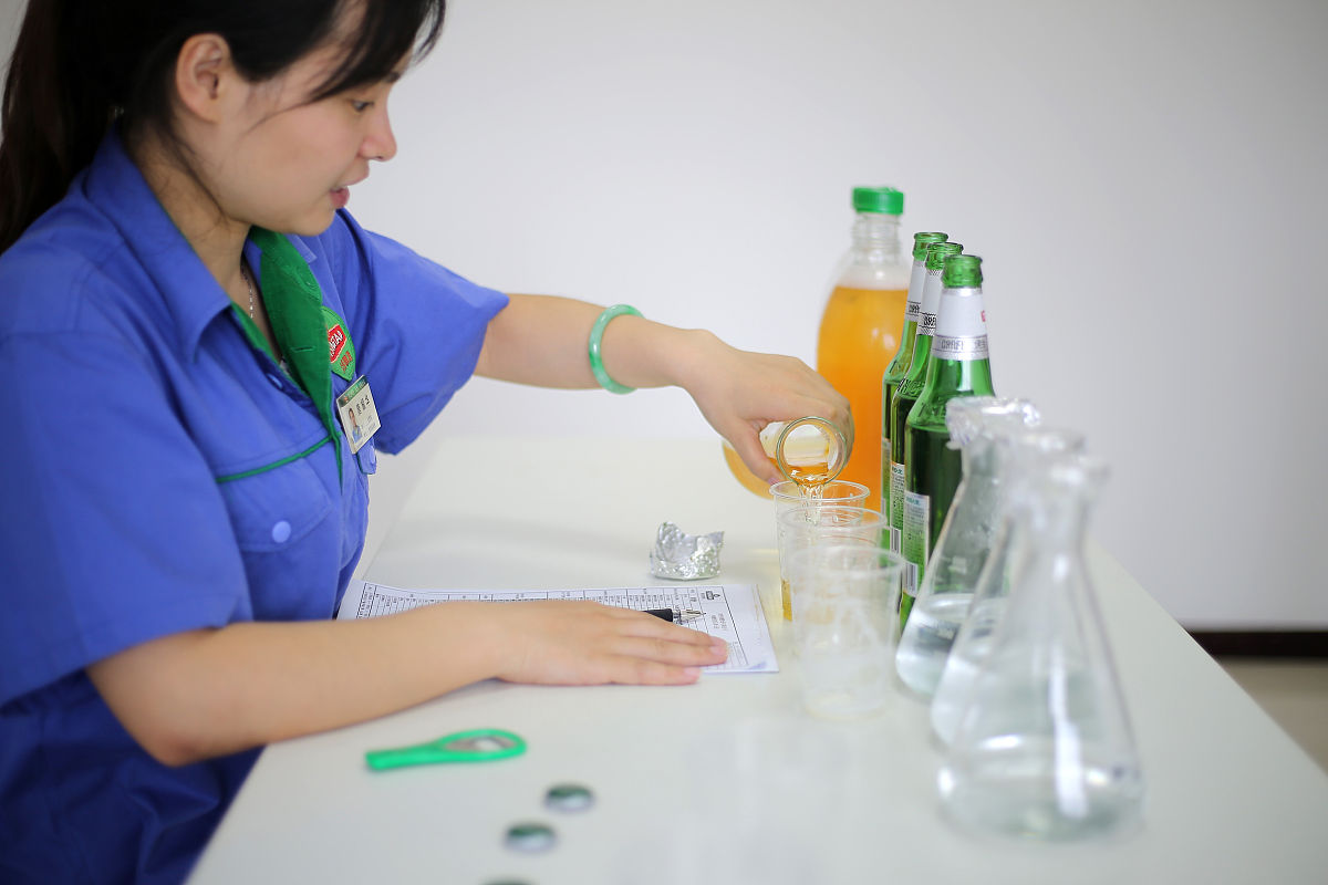 2019年5月22日,成都,唐耀华正在品评啤酒.(如若下载使用,请务必署名:
