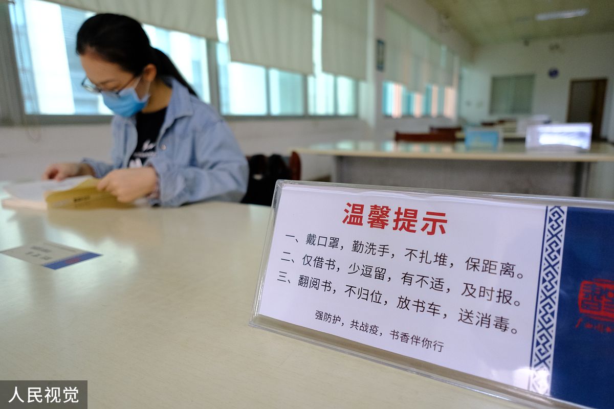 我是图书馆管理者平常很多人值班遇到有人请假、换班我需要改值班表而且请假、换班需要我的审批审批通过后才能换班、请假如果不通过则需要返回重做。需要用Python写一个图书馆志愿者值班、换班、调班、请假的代码尽可能详细我有日常值班表是表格我需要直接导入表格你在代码上要进行标注说明每一步是干啥的。我不懂Python所以安装数据库、第三方包等你需要进行详细说明而且这个系统需要联网。