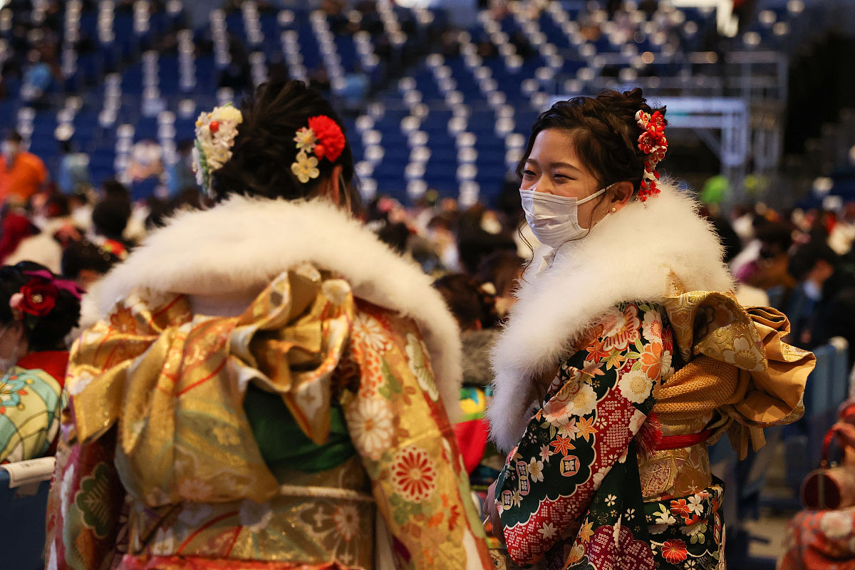 当地时间2021年1月11日,日本横滨,少男少女穿着和服参加成人礼.据悉,