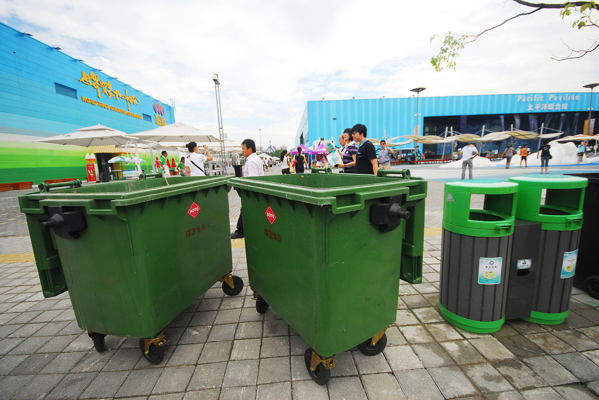 前言在过年前我带玥玥去篮球场玩的时候发现在篮球场附件多了两个全新垃圾车或是叫垃圾箱。具体叫什么我也不太多反正就是那里多了两个用来装垃圾的新装备。有了这两个全新的装备我们上坝村的垃圾处理会不会有全新的变化呢？这个我非常期待我当然也希望我们会变好。正文有没有这两个新装备跟我们会不会乱扔垃圾好像并没有什么联系。在我们村也有一些共公垃圾桶而且基本上每家每户都会有自家的垃圾桶。可就是这样有些垃圾桶旁边还会有