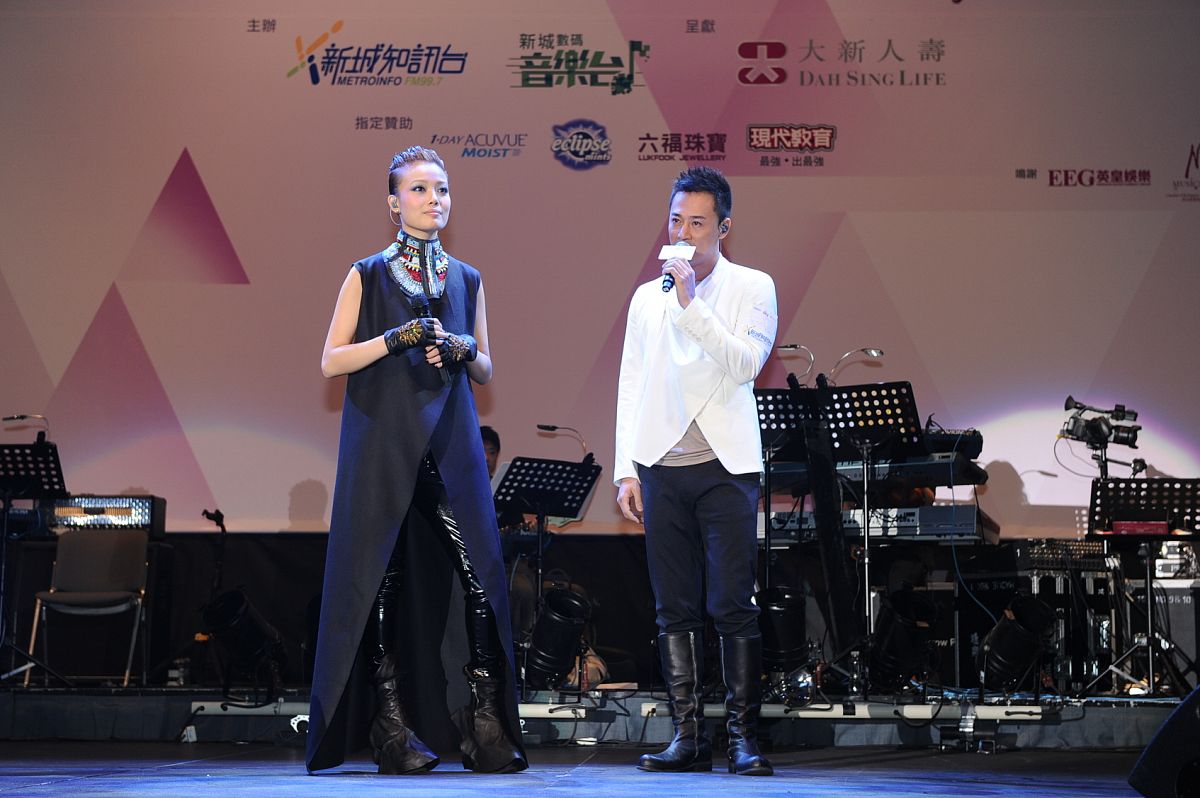 2012年9月4日,香港,明星联合在香港举行音乐会.林峰    容祖儿 +++_++