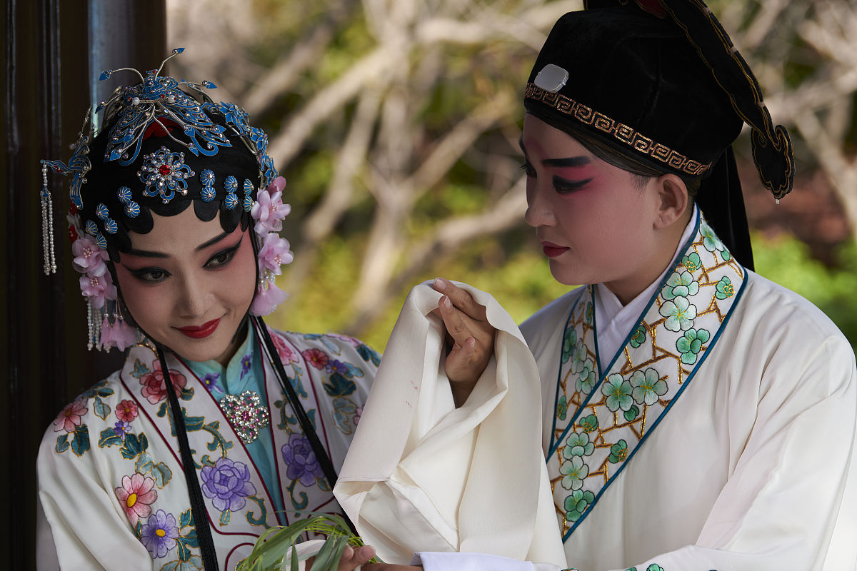 2021年9月16日,北京,昆曲《牡丹亭》演员在北京园博园忆江南园拍摄宣