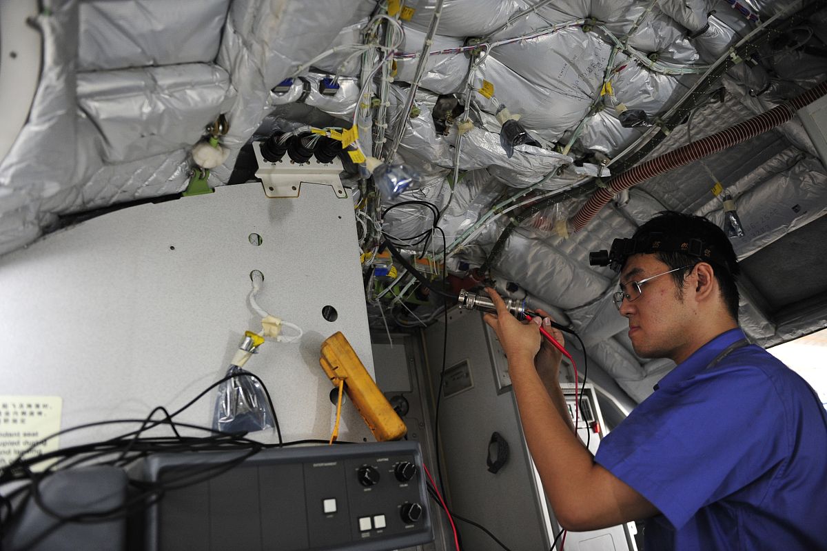 20230529B-6356二号刹车温度传感器故障二工段廖民强准备充分利用短停时间快速换件航班正常保障提出表扬。写一篇150字宣传报道