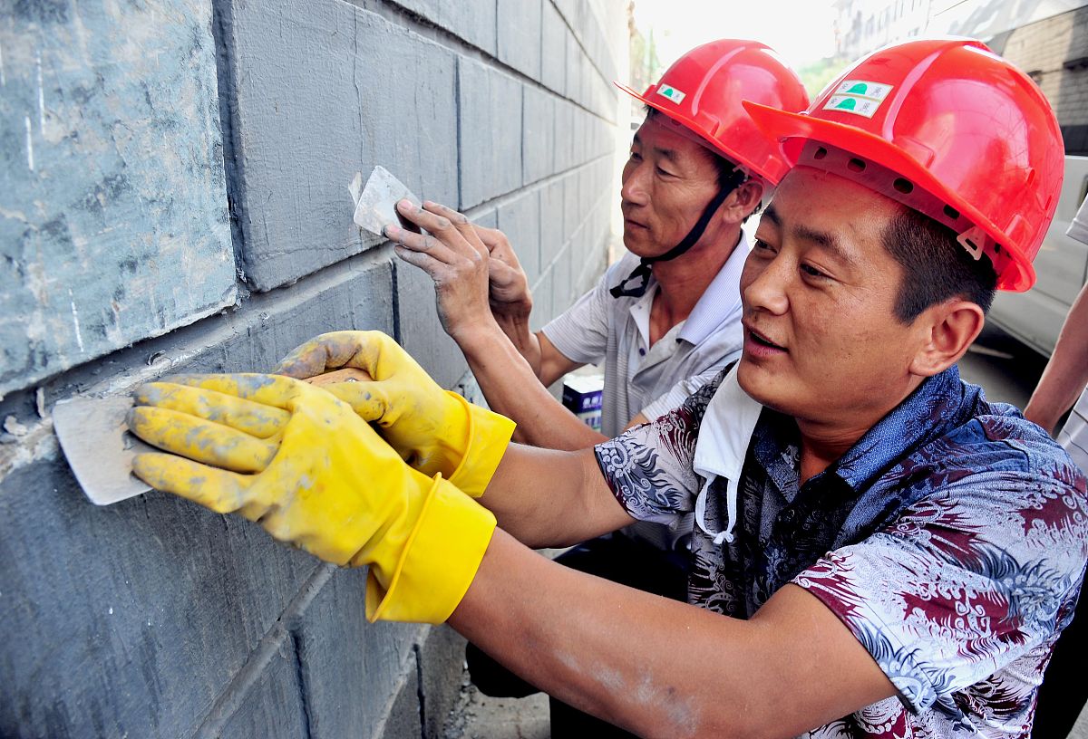 2013年07月04日,辽宁省沈阳市,沈阳故宫旁的沈阳路改造工程正在施工中