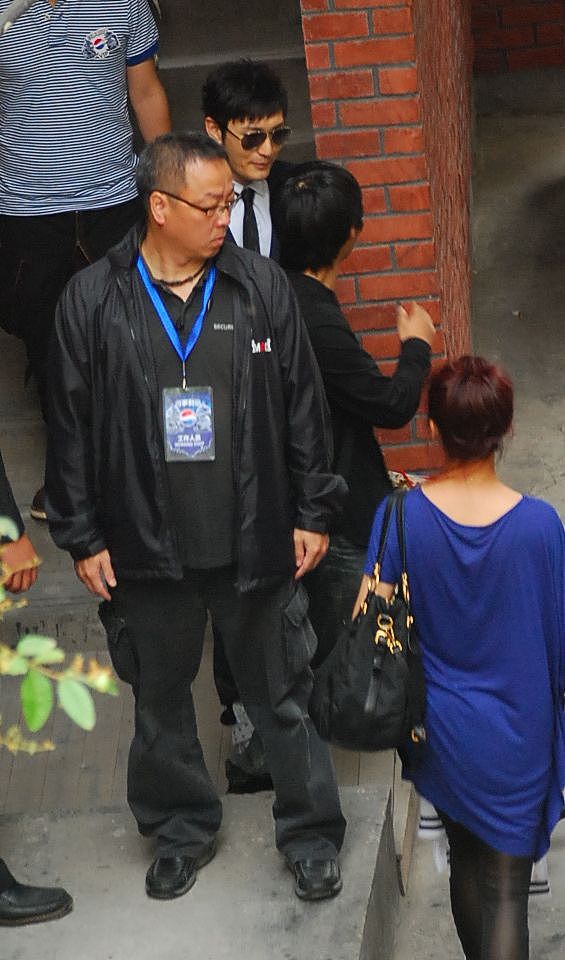 偷车贼与独眼逃犯：西壁县咖啡馆的相遇