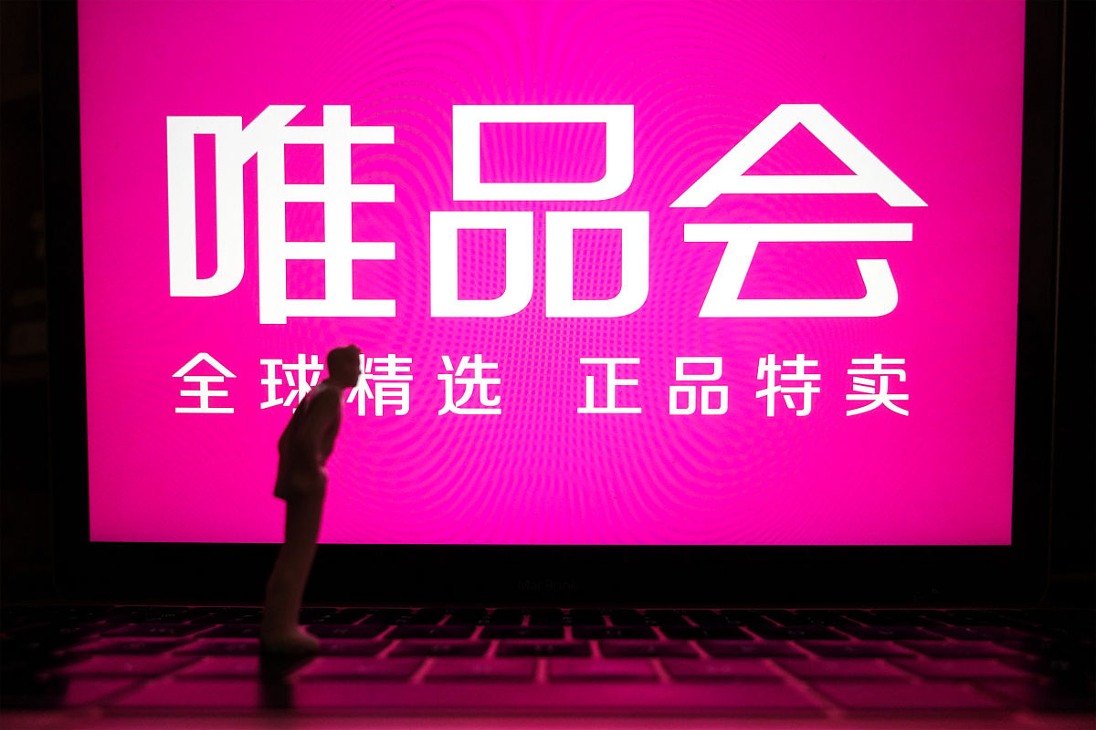 给你上最后的几单库存主播最后一个小时多一点就要下播了我们下播之后呢就可能就没有这个价格我们之后呢这个品会不会还是这个价格真的不知道因为我们有效期的话暂时是到我们的七月底今天呢有可能会是最后的一场了朋友们给了大家有没拍到的朋友吗没拍到宝贝跟我说一声好不好主播这边看能给他提库存但是宝贝们如果不说的话我这边的话给大家是不是又要浪费一分钟时间你们要听我白说了是不是。帮我写一段风格和内容相似的文案要求200