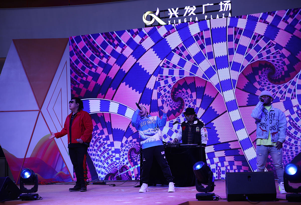 请以《十三岁》为题写流行歌歌词