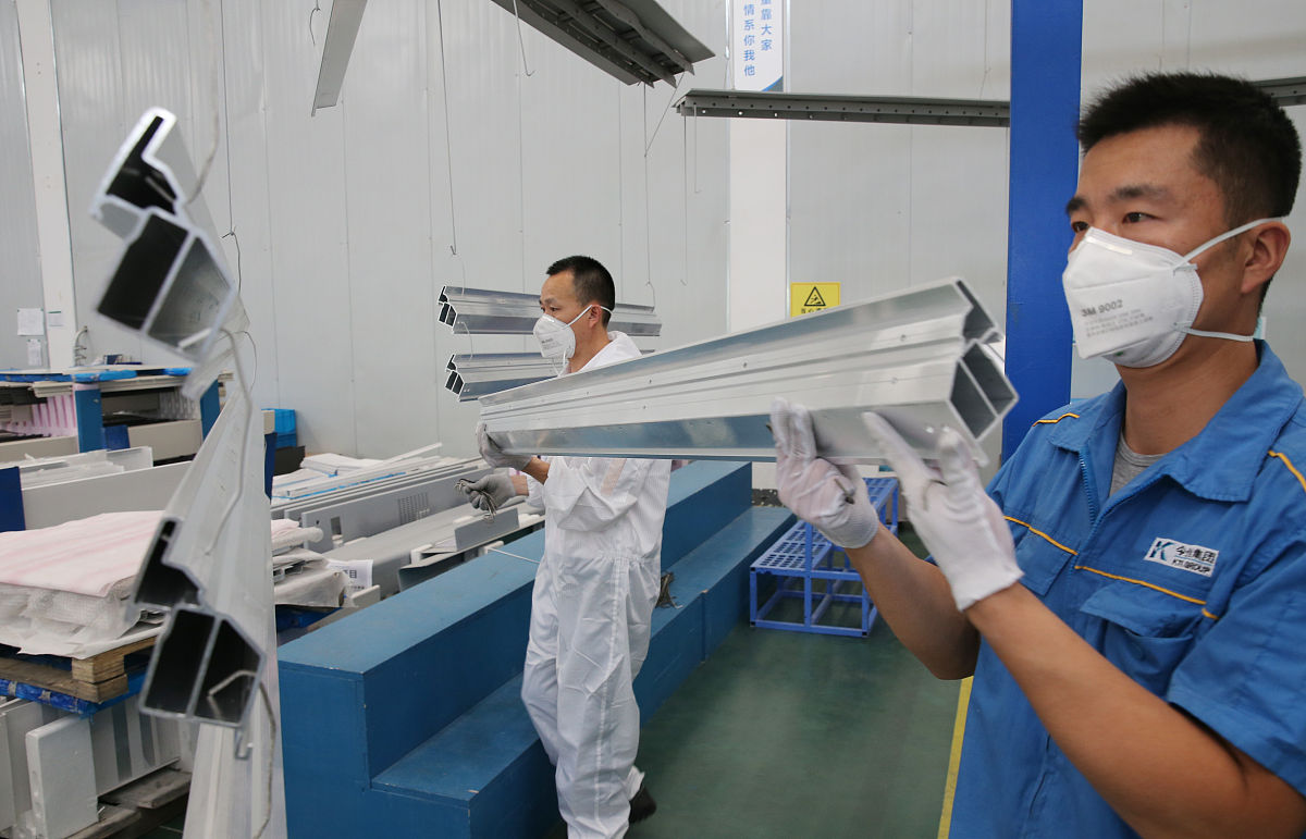 操作纤维切片机时是否需要采取任何安全预防措施？