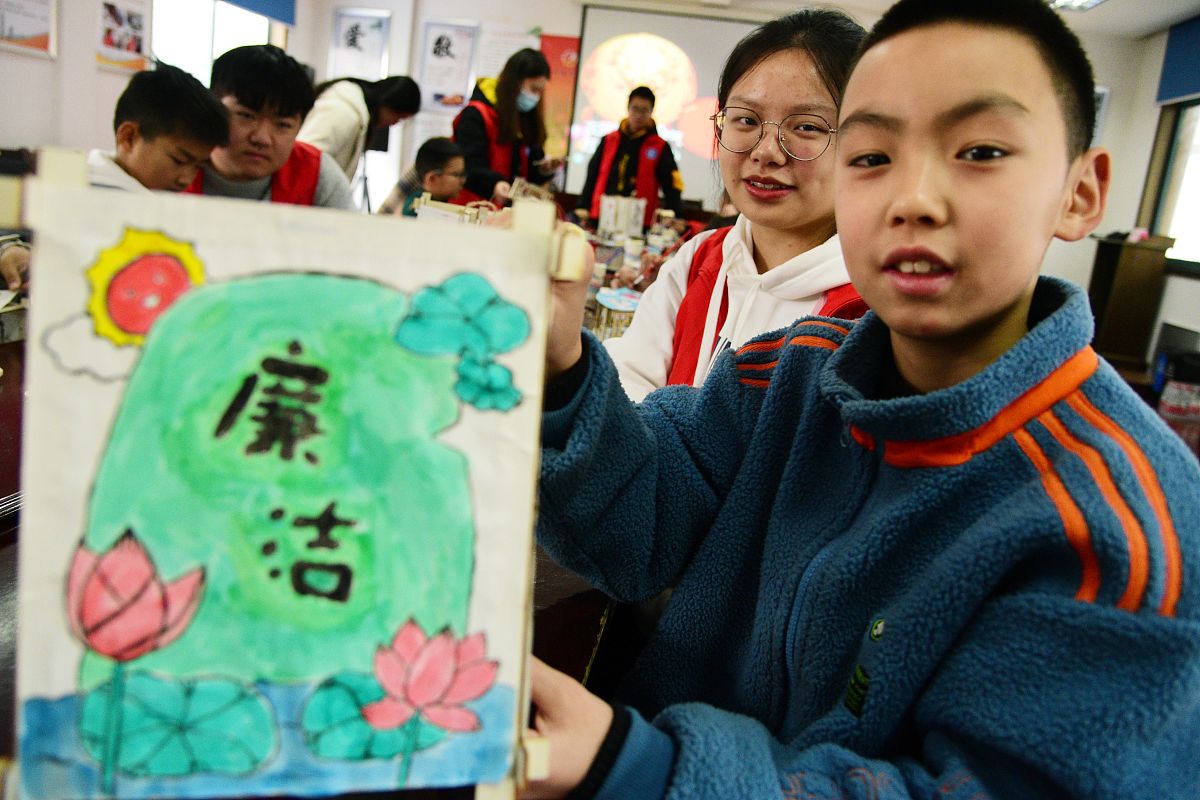 学生结合生活实际弘扬廉洁学风