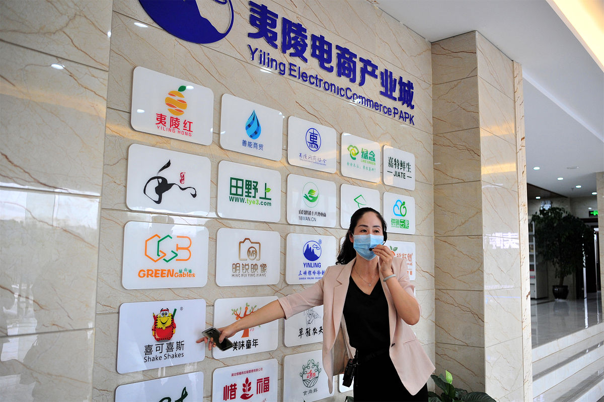 造贝社区举行青年创力营活动请写一些放在立牌上的欢迎文案欢迎到场的社区领导、企业家和参与活动的青年