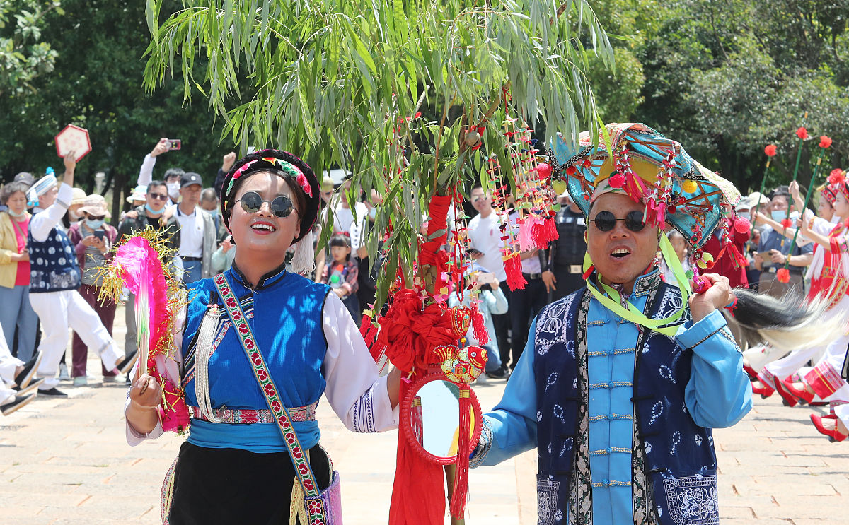 2021年5月2日,昆明,白族村寨的"绕三灵"民俗会文化巡游展演.