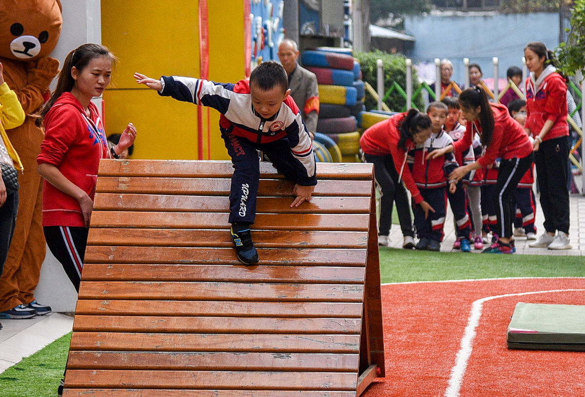 幼儿园体育游戏教案：动物快跑 - 培养幼儿动作协调和团队精神