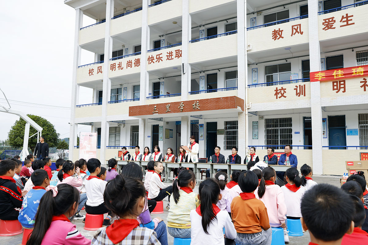 2021年11月3日讯,近日,李佳琦公益——湖南平江行活动展开.李文利