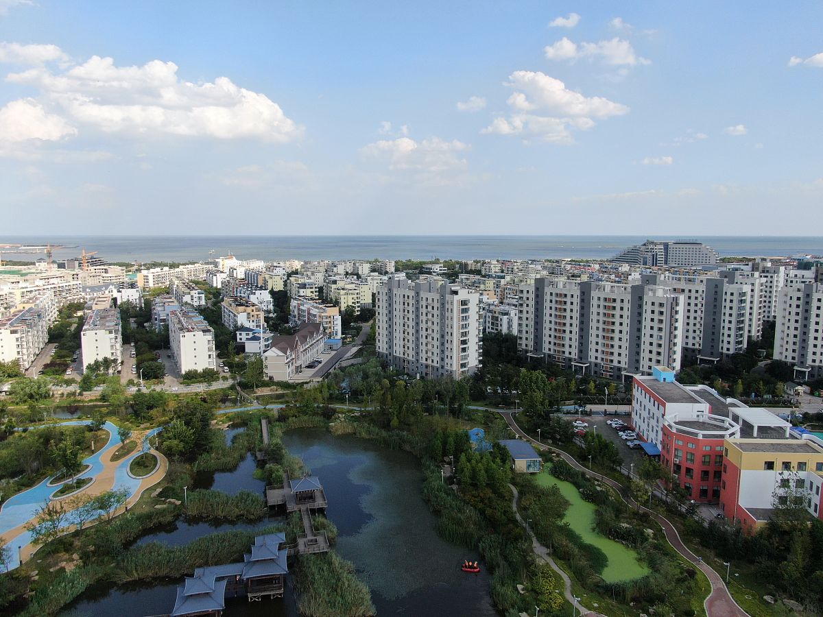 2020年9月3日,山东省日照市,蓝天碧海白云美景随处可见,市民纷纷走出