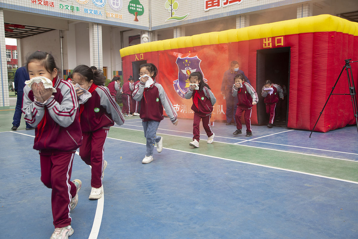 2022年3月17日,湖北省襄阳市大庆路小学学生正在进行应急疏散演练.