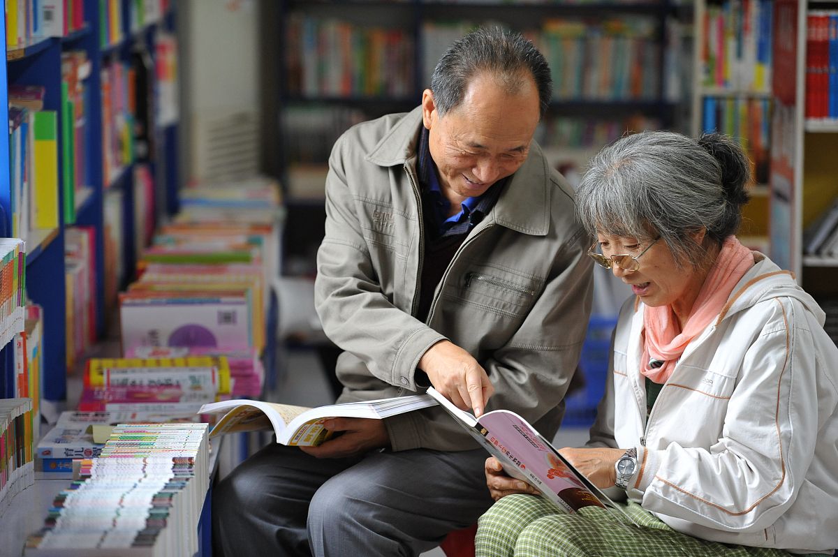 它是外婆老了的象征，也是她坚持阅读、学习的工具。它让我想起了外婆的求知欲，活到老学到老的精神。
改成文艺的说法