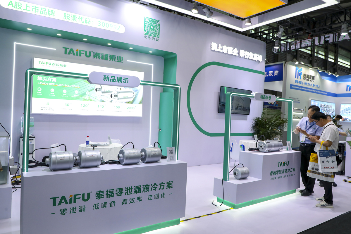 把下面的内容用中文换个说法在不改变原文含义和原文段落的情况下使其更易于理解输出格式要和原文格式一致：本届展会185000平米规模聚集杜邦、海德能、万华、赛诺、金正、康泰、同臣、特拉多姆、世浦泰、开能、吉之美等2500多家优质展商全面展示膜产品、膜成套设备、膜配套产品、污泥处置、废水蒸发、污废水设备、村镇水环境、过滤设备和材料、消毒杀菌、仪器仪表、水处理药剂、活性炭、全屋净水、家用净水、商用净水、富