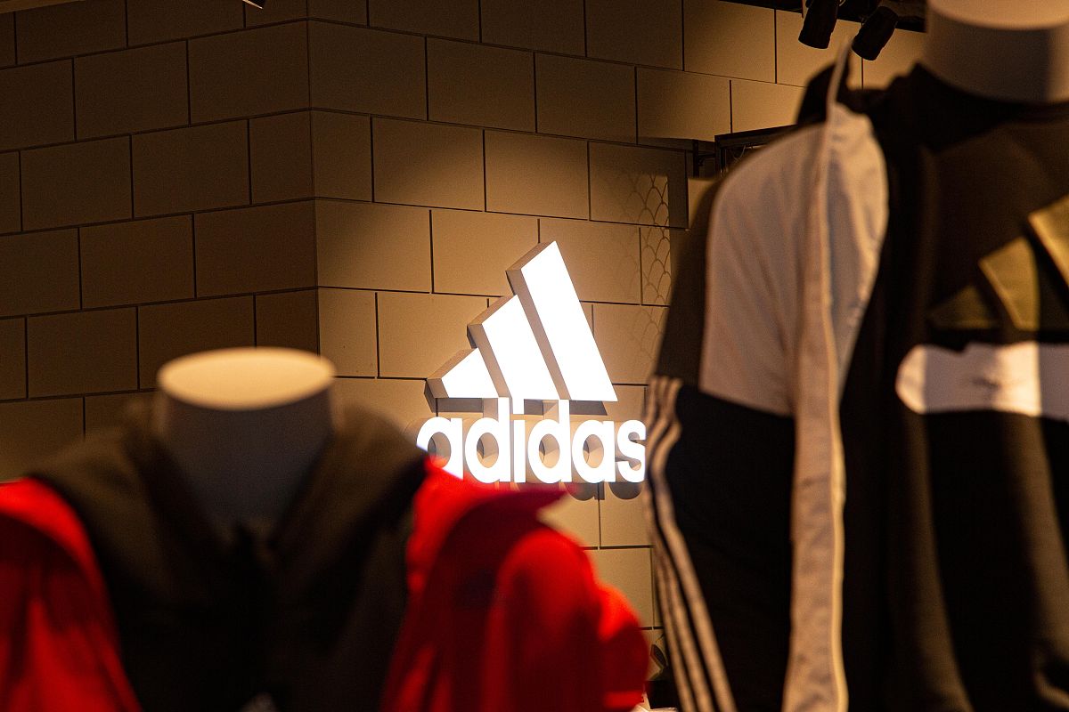 我听说阿迪达斯的T恤在美国是黑帮喜欢穿的服饰对吗