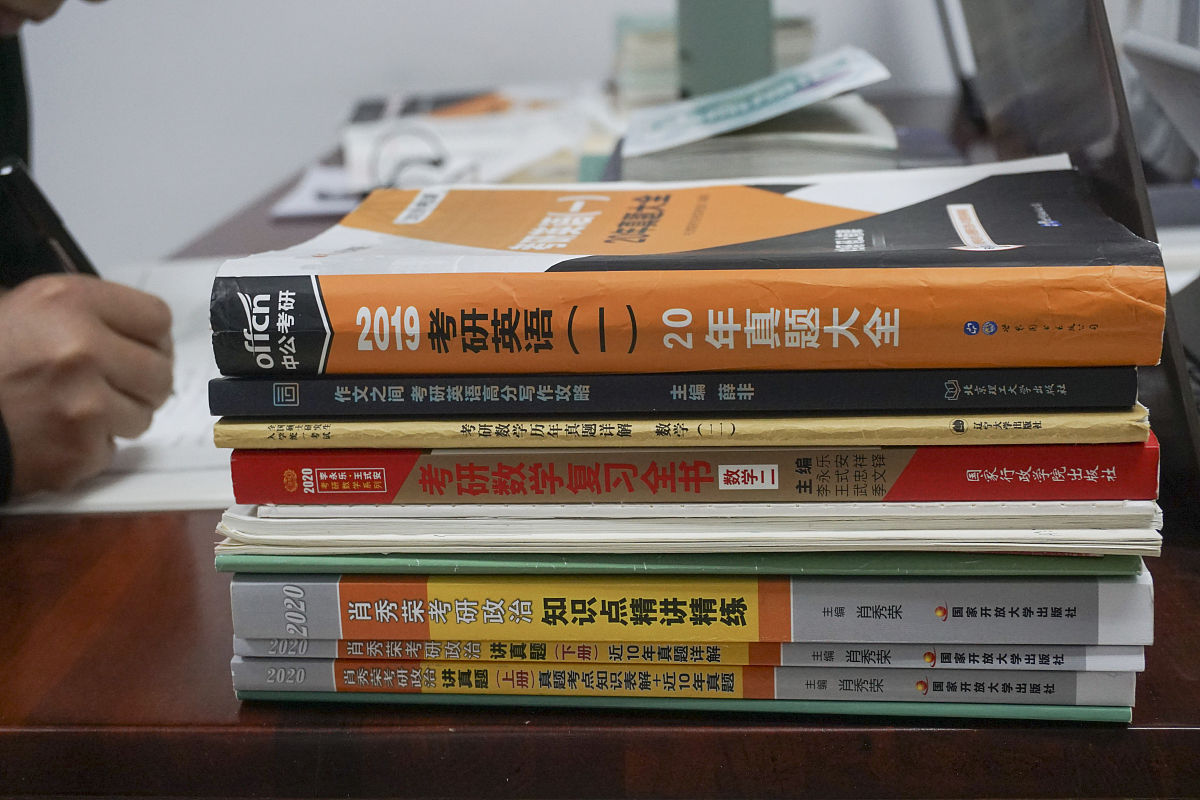 如何研究物理学1 学习基础知识：首先需要学习物理学的基础知识包括力学、电磁学、热力学、光学和量子物理学等。2 阅读教材和参考书：可以阅读物理学教材和参考书包括《大学物理》、《物理学原理》、《物理学概念》等以便深入了解物理学的概念和理论。3 参加课程和讲座：可以参加物理学的课程和讲座了解最新的物理学研究和发展趋势。4 做实验：可以通过做实验来验证物理学理论和概念并且通过实验来发现新的物理现象。5 参