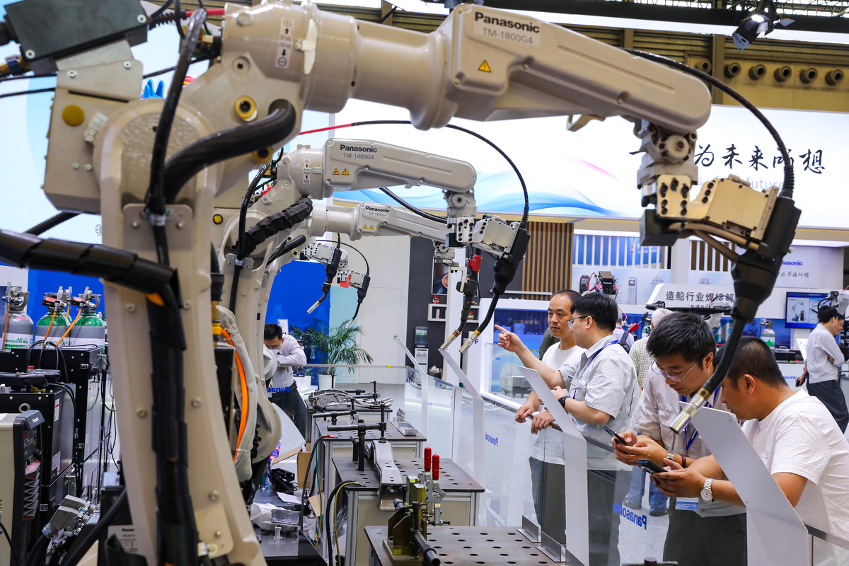 西部地区工业智能化发展对个体收入的提升效应最为显著其次是东部地区这是因为