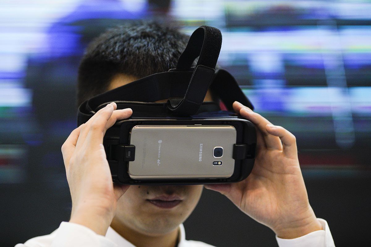 将下面json内容翻译为中文并保持json格式：comment Plug and Play cranked up a notch title Lenovo Legion Glasses Aim to Give Portable Gamers a Bigger Private Screen for Gaming on the Go content pIf you are looking for a