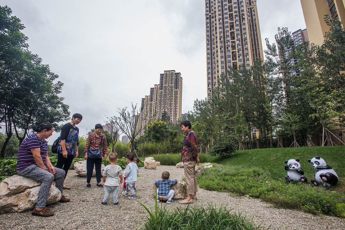 你现在是一名物业管理专业的实习生在长沙万科魅力之城住宅项目实习实习身份为楼栋管家实习时长为5个月开始实习的时间为2022年8月4日以周为单位写20篇实习周记每篇200字左右格式不要太固定