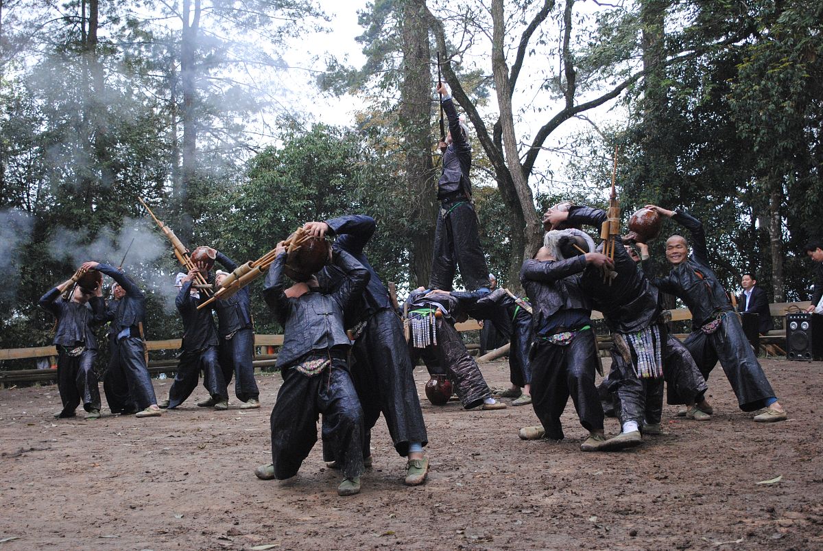 具有浓重古朴传统遗风的芭莎苗寨人在表演歌舞(2011年4月9日摄).