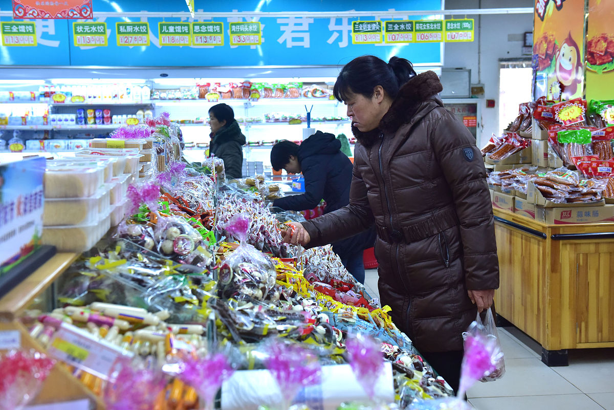 2018年12月9日,在河北石家庄新乐市一家超市,市民在选购糖果.