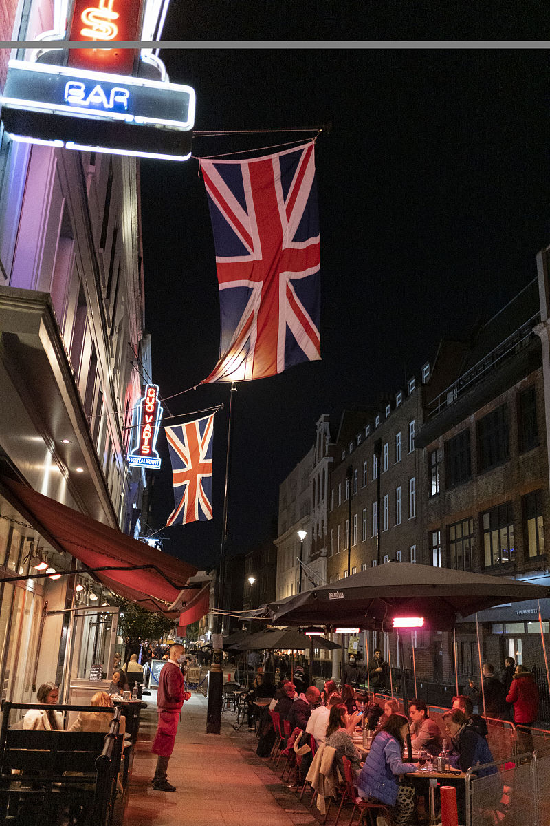 当地时间2020年10月31日,英国伦敦,街头民众佩戴口罩出行.英国累计新