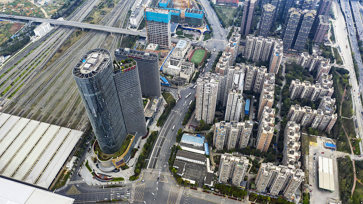 对下面的文字进行改写增加感想和个人感情色彩：宝剑锋从磨砺出梅花香自苦寒来。成都锦绣天地项目在建设初期就遇到了新冠疫情其建设期与疫情相伴。历时两年多克服疫情、暴雨等客观因素影响一路艰辛克服万难锦绣天地项目终于在2022年9月完成交付。受疫情影响交付过程也并非一番风顺。在疫情全面常态化管理前很多事情是无法预料的。在2022年8月份原定项目交付时间是在9月中旬开始交付所有交付计划都是按照9月中旬安排的。