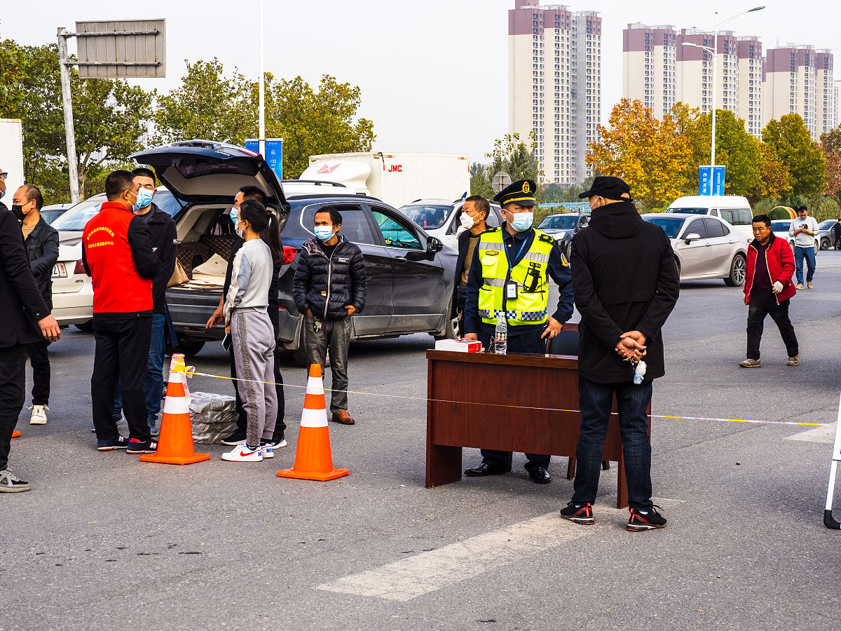 为巩固全市货车道路交通安全综合治理工作成效进一步推动各地各部门落实道路交通安全管理责任坚决防范遏制道路交通安全事故发生维护人民群众生命财产安全切实为我市高质量发展提供有力保障。请你写一篇市交通运输局关于做好2023年道路货运行业交通安全治理工作的通知。内容主要包括加强企业安全生产隐患排查治理、加强货运从业人员管理、落实企业安全生产各项制度、加强对大型企业涉货物运输业务安全管理、开展联合惩戒等。请列