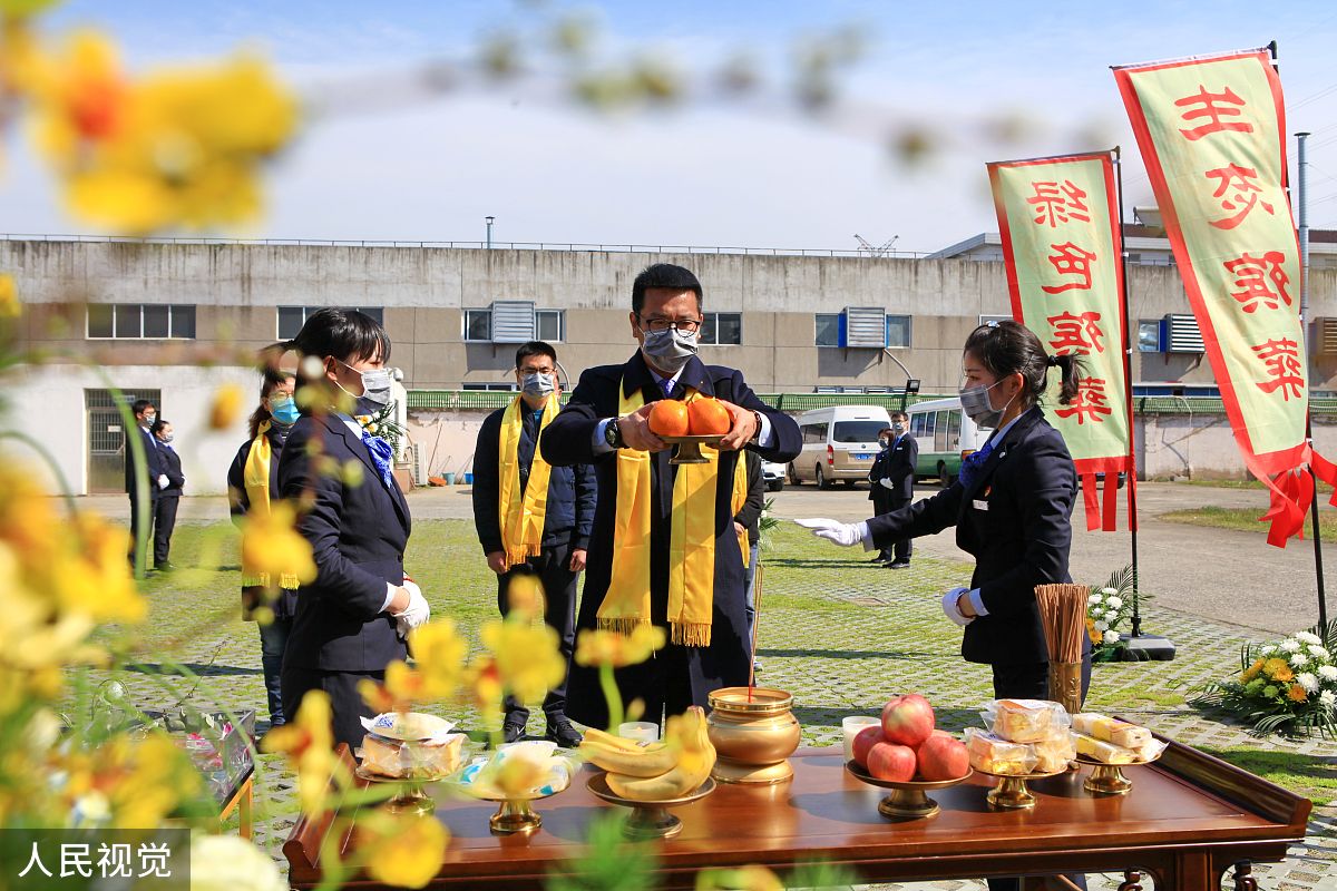 祭祖的时候茶酒弄翻了怎么办？