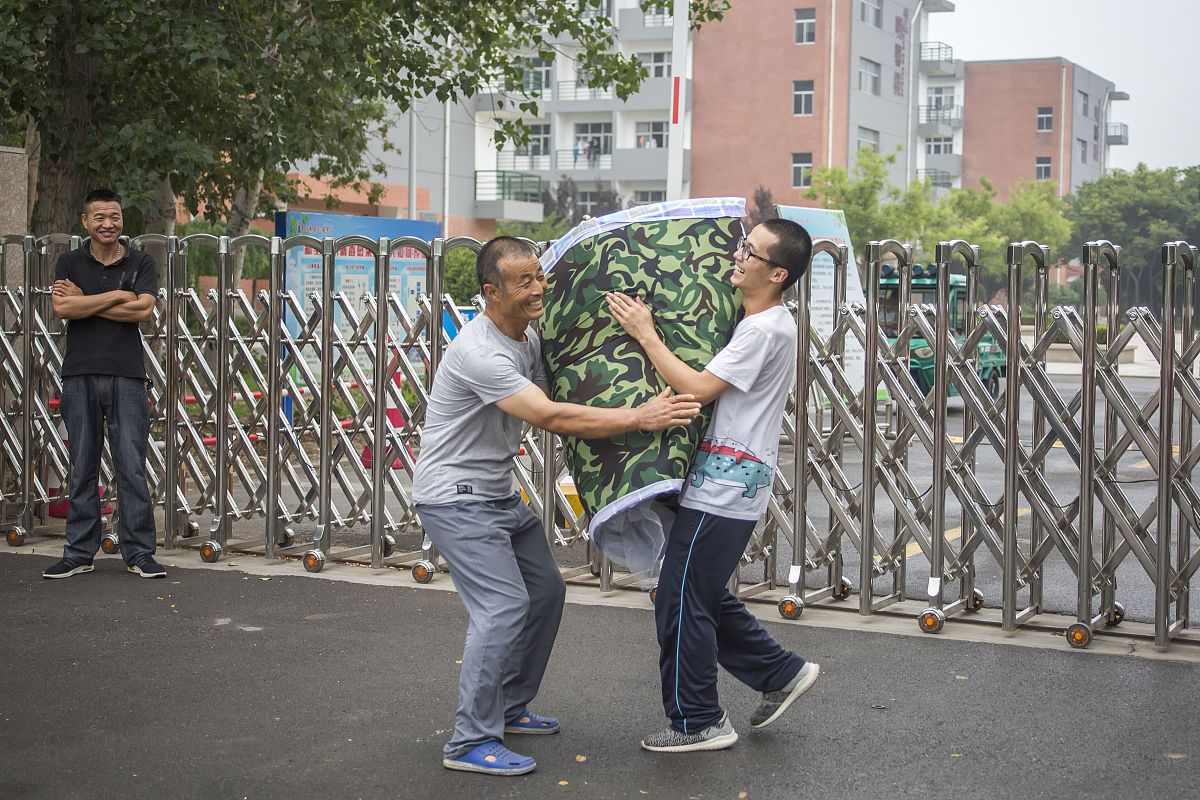 2020年7月9日,山东滨州,率先结束"3+3"新高考的12班学生,正在有序地和