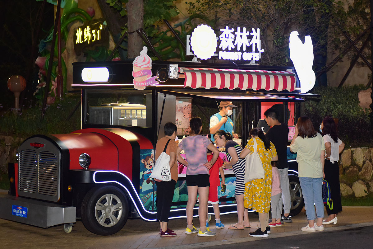 2020年7月9日,苏州乐园森林世界开放夜游,吸引大批游客前来游玩.