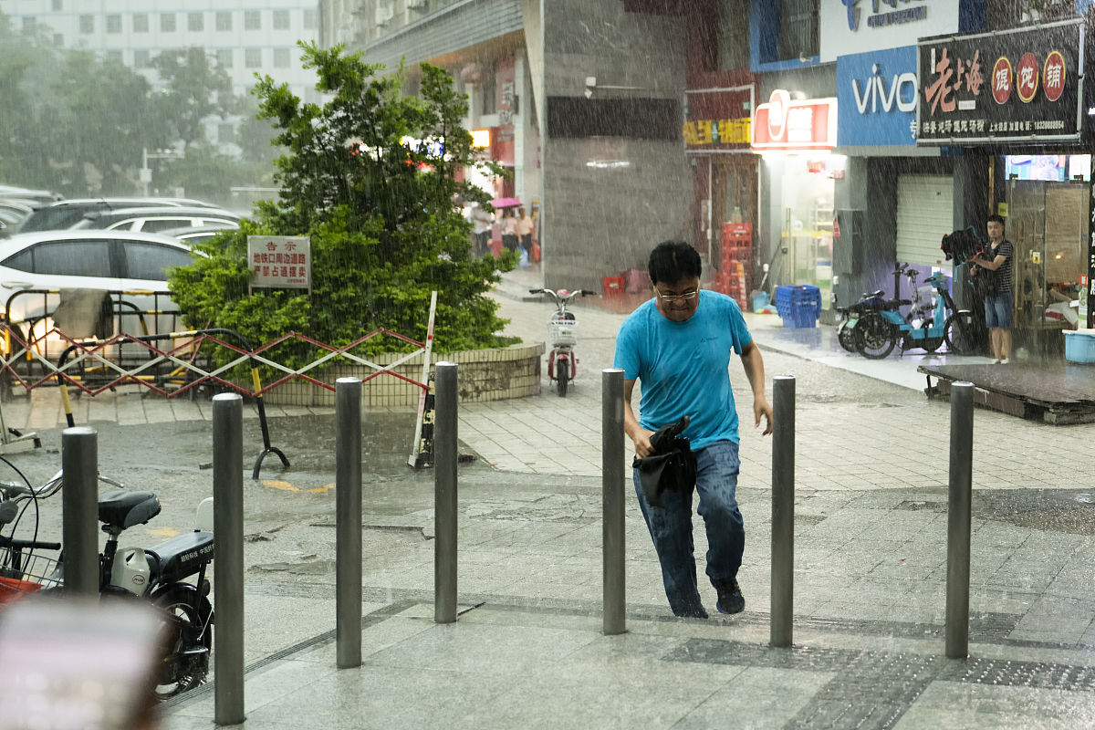 2019年6月10日,深圳迎来暴雨天气,在上水径地铁站,一名行人在雨中冲刺