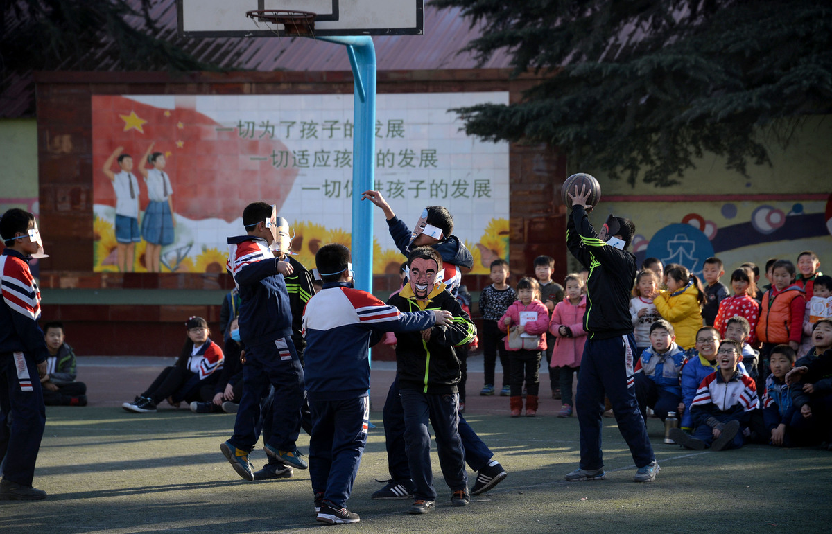 2014年12月17日,河北省邯郸市育德路<strong>小学</strong>的同学们戴着