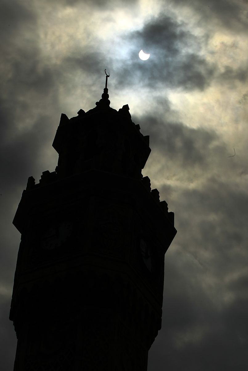 日食多久出现一次？ - 了解日食频率和持续时间