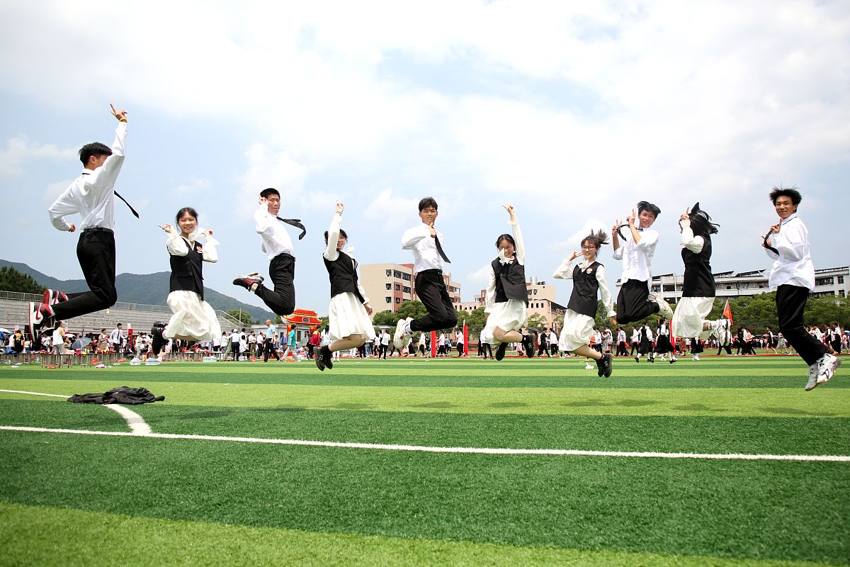 2021年5月9日,江西省吉安市峡江县峡江中学高三年级的学生在<strong>成人</strong>礼上