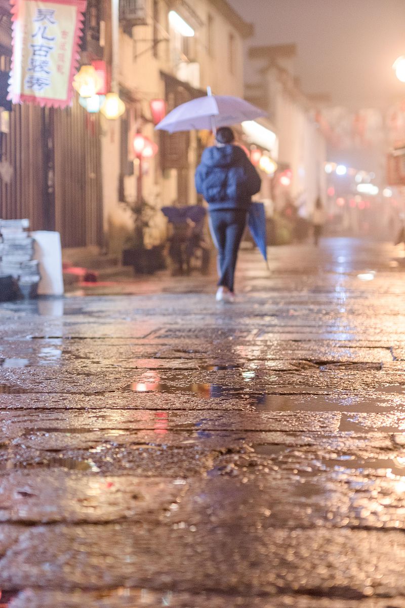 女朋友说这场雨让我穿了几年都没穿的短裤