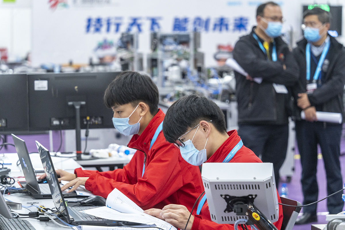 2020年12月11日,广州,首届全国职业技能大赛进行中,参赛选手同场竞技.