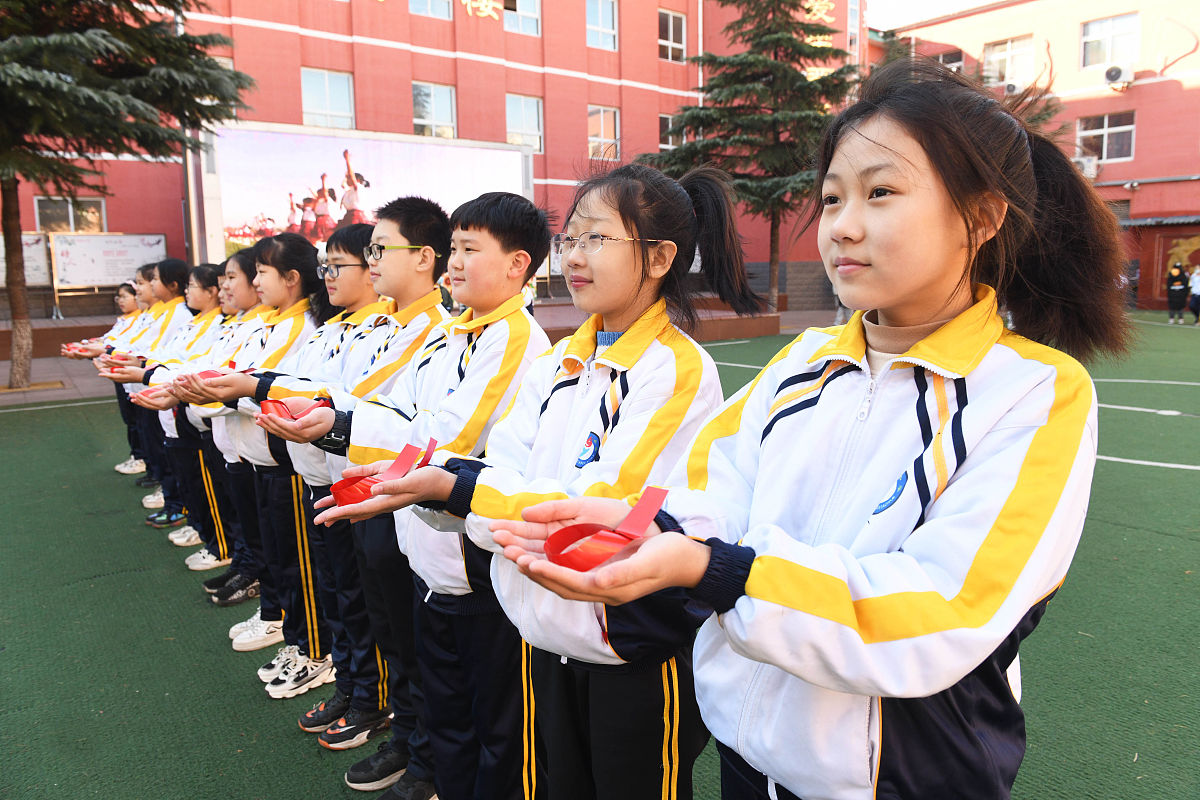2021年11月30日,石家庄市新乐市实验小学,学生正在进行艾滋病红丝带宣
