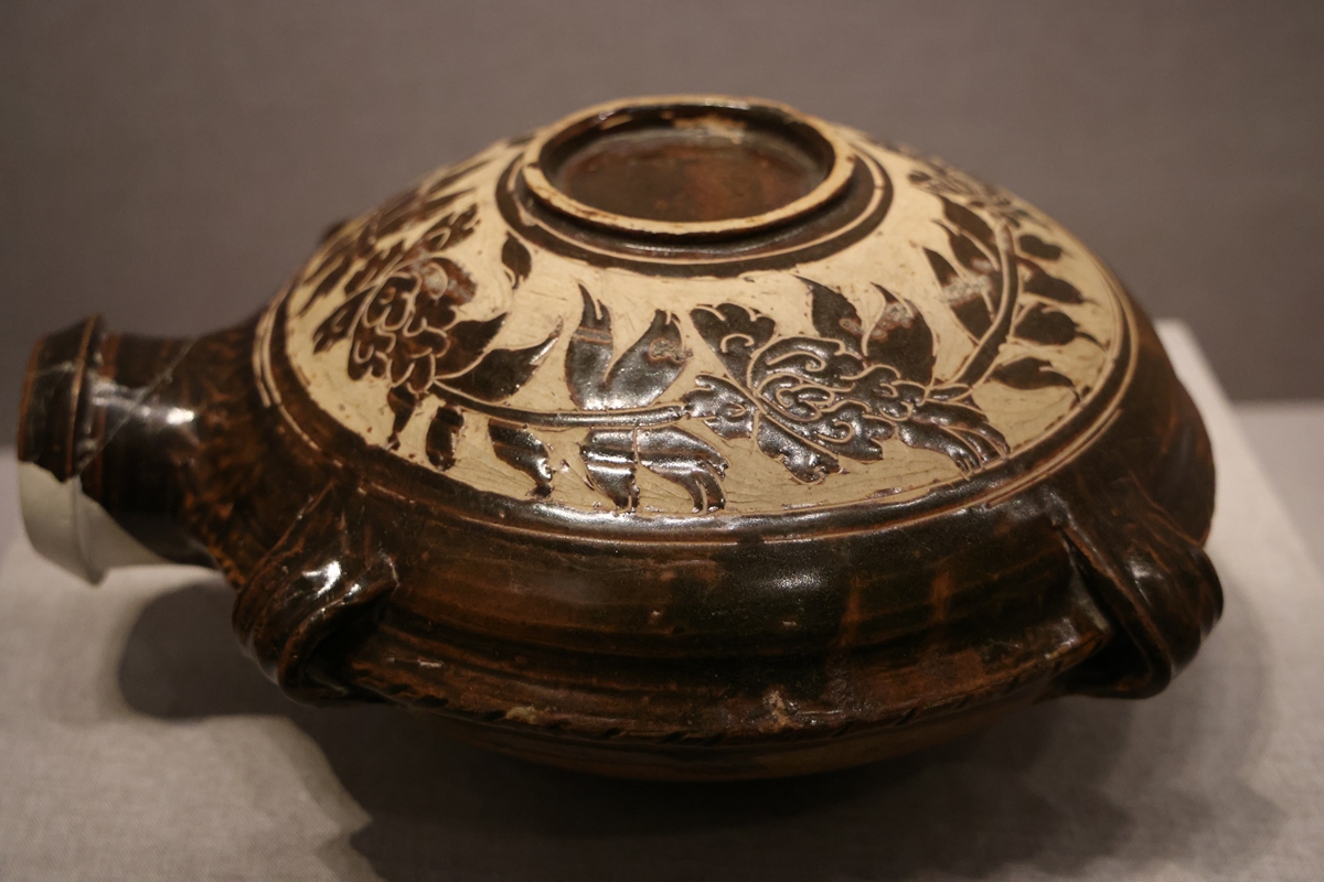 西夏褐釉剔花牡丹鹿纹瓷瓶：镇馆之宝，承载着富贵与福禄