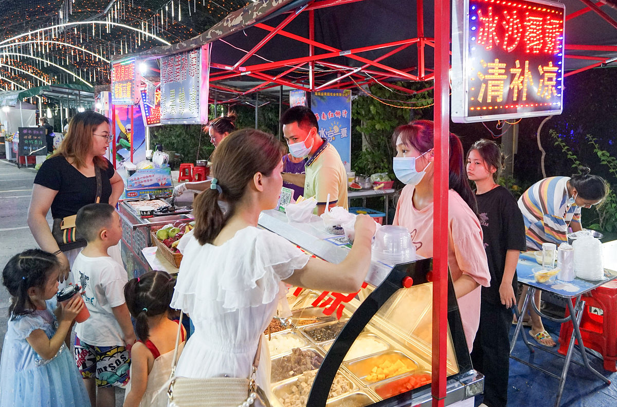 体验服务层面：夜市可以提供更多的社交活动如主题派对、游戏互动等以吸引青年顾客与朋友一起去夜市消费。消费体验：夜市可以不断更新和改进其提供的特色小吃、手工艺品等以满足青年顾客对新奇体验的需求。 - 休闲娱乐：夜市可以增加更多的娱乐设施如演出、表演等以吸引青年顾客在夜市中享受娱乐活动。2 抑制因素的解决策略： - 经济压力：夜市可以提供更多的价格适中的美食和商品同时推出一些优惠活动吸引青年顾客